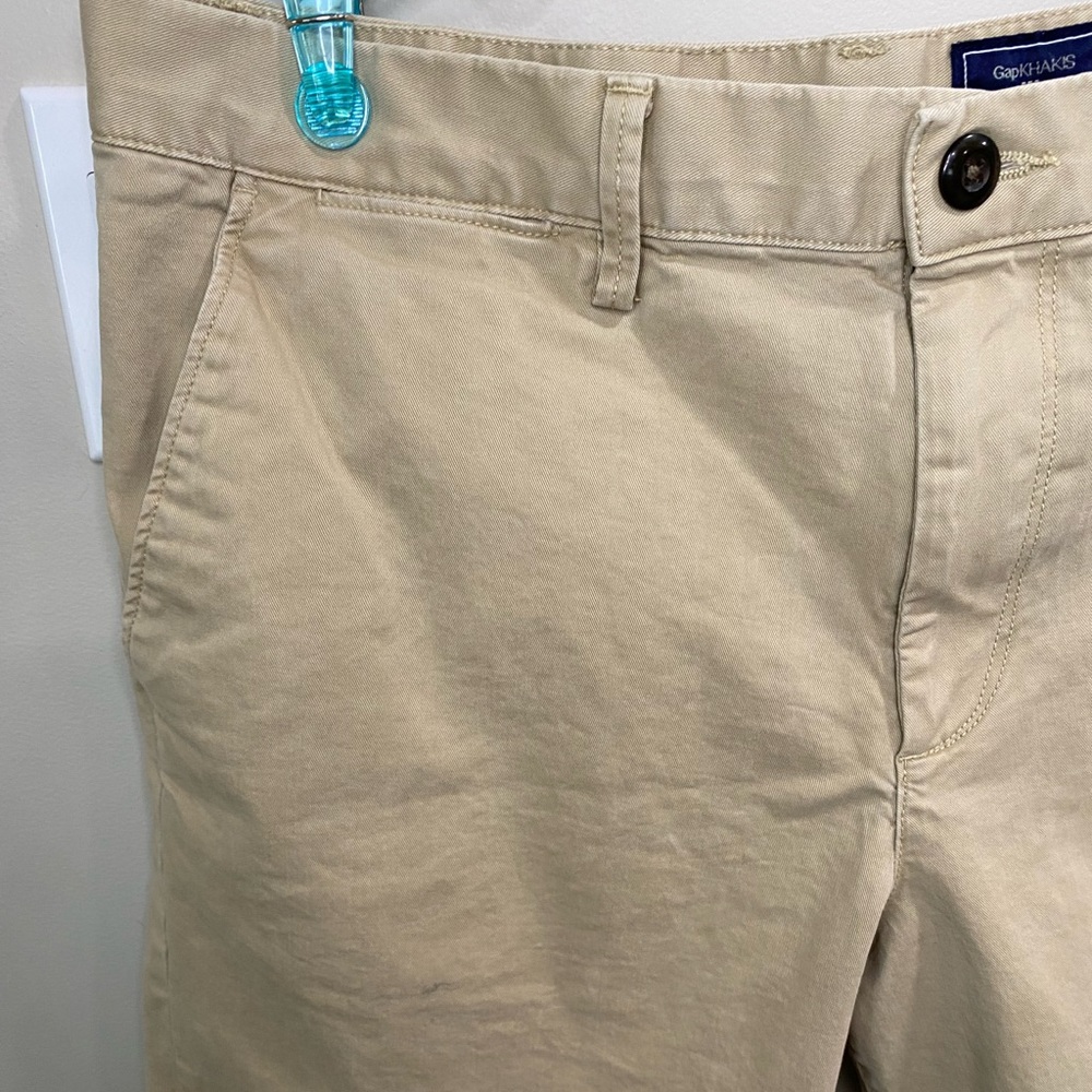 Men’s GAP khaki shorts, size 35, 9.5in inseam